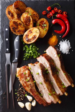 fırında patates ve baharat yakın çekim ile sıcak kızarmış kaburga. dikey