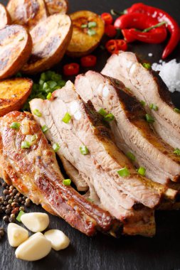 Kızarmış domuz eti ile fırında patates yakın çekim sıcak. Dikey ba