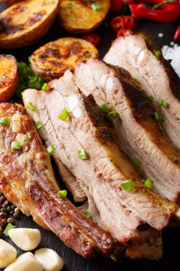 Kızarmış domuz kaburga sarımsak ve biber ve fırında patates ile 