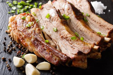 Kızarmış baharatlı domuz eti ile sarımsak ve soğan yakın çekim. ufuk