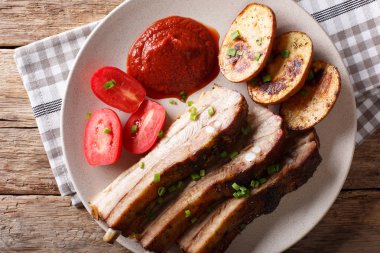 Kızarmış domuz kaburga sos ve domates ile kapatın. Yatay 