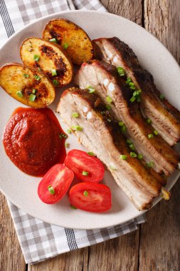 Kızarmış domuz kaburga sos ve domates ile kapatın. dikey olarak