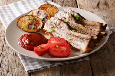 Ev yapımı kızarmış domuz kaburga bir tabak patates ile. Yatay