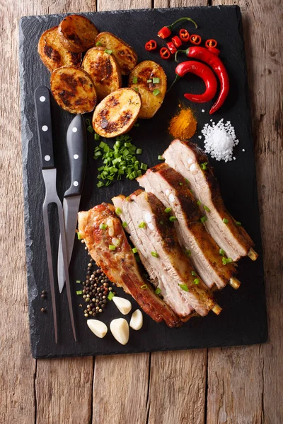 Ребрышки жареной свинины с чесноком и перцем чили и жареной картошкой — стоковое фото