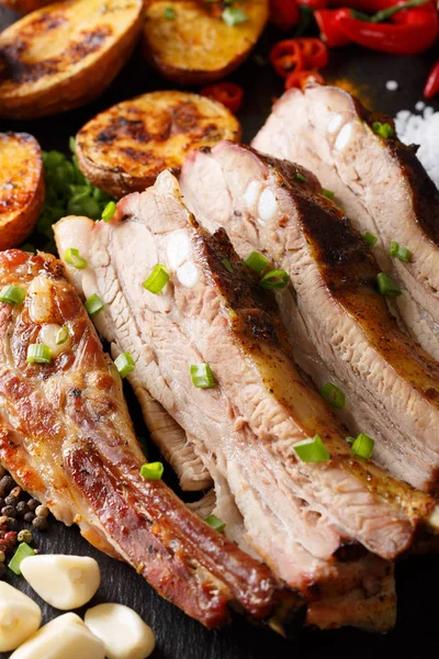 Kızarmış domuz kaburga sarımsak ve biber ve fırında patates ile 