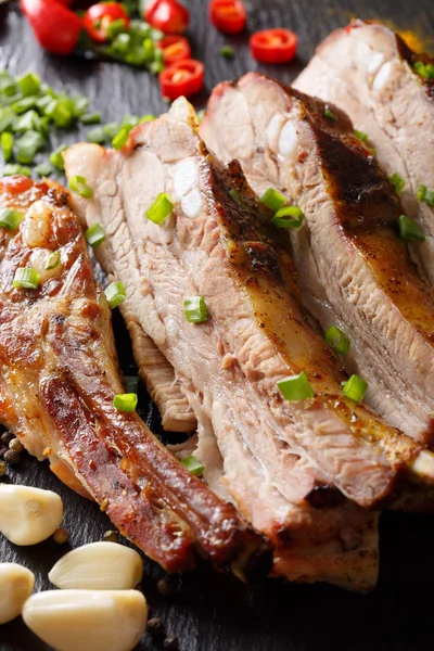 Sarımsak ve biber yakın çekim ile baharatlı kızarmış domuz kaburga. Ver