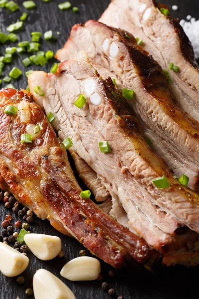 Kızarmış baharatlı domuz kaburga ile sarımsak yakın çekim. dikey