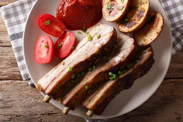 Pişmiş domuz eti patates ve sos ile kapatın. Yatay 