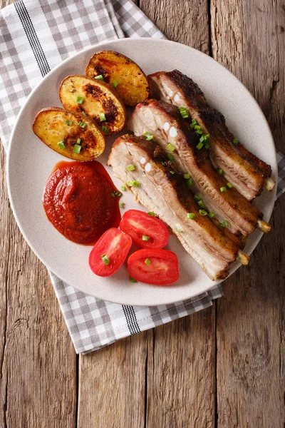 Delicioso peito de porco assado com peles de batata, tomate e saú — Fotografia de Stock
