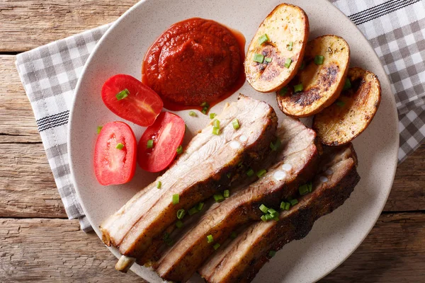 Kızarmış domuz kaburga sos ve domates ile kapatın. Yatay 