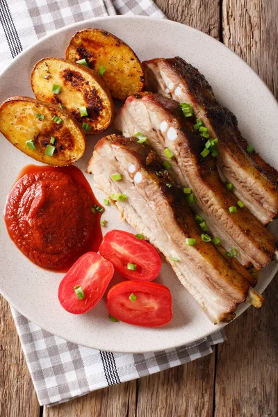 Kızarmış domuz kaburga sos ve domates ile kapatın. dikey olarak