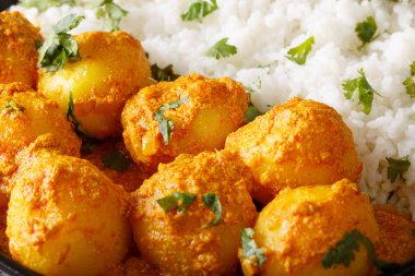 Taze baharatlı patates köri veya sıcak ve baharatlı Dum aloo hazırlanan wi