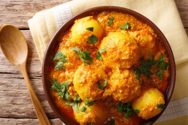 Taze pişmiş Hint patates Dum aloo köri sosu yakın çekim.