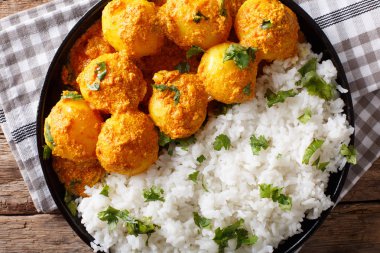 Taze baharatlı patates köri veya sıcak ve baharatlı Dum aloo hazırlanan wi