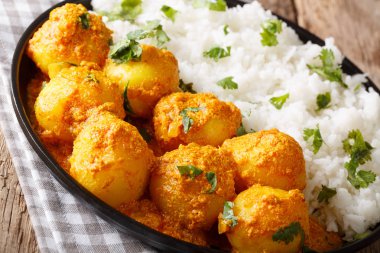 Keşmir dum aloo: pirinç closeup Pan ile baharatlı patates. Ho