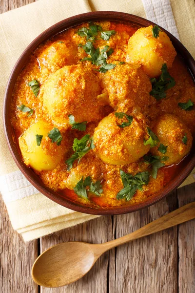 Taze pişmiş Hint patates Dum aloo köri sosu yakın çekim.