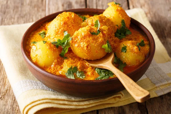 Keşmir dum aloo: sos closeup plaka ile baharatlı patates.
