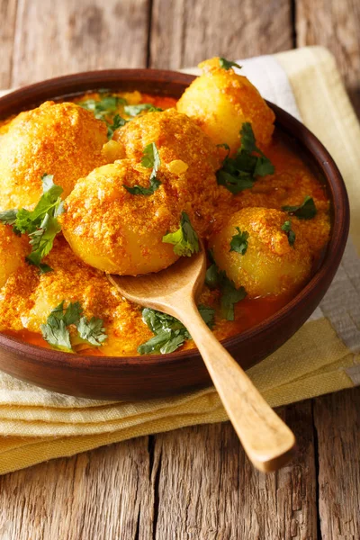 Cartofi indieni proaspăt gătiti Dum aloo în sos de curry close-up . — Fotografie, imagine de stoc