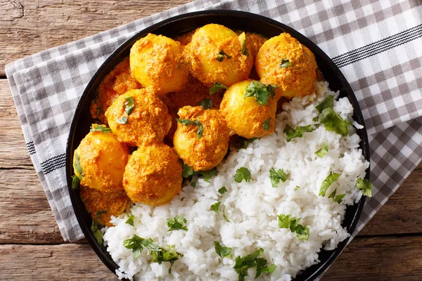 Comida india: Dum aloo patatas en salsa con arroz de cerca. ¡Jo! — Foto de Stock