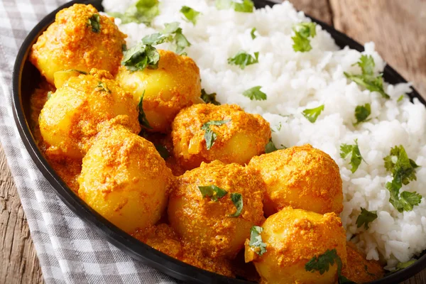 Kašmírština dum aloo: kořeněné brambory s detailním rýže na pánvi. Ho — Stock fotografie