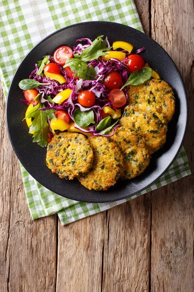 ıspanak, havuç ve taze salata vejetaryen quinoa Burger 