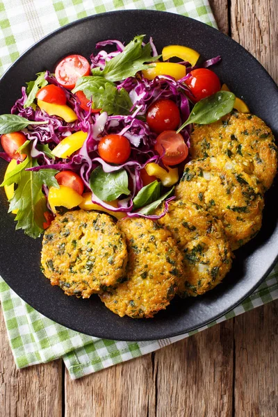 Diyet gıda: quinoa Burger ıspanak ve taze sebze salatası ile