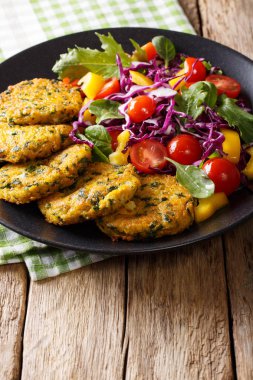 Vejetaryen yemek: ıspanak köftesi ve taze vegetabl ile quinoa