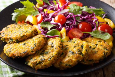 Quinoa ile ıspanak börek ve havuç salata f sunulmaktadır