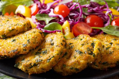 Ispanak Burger ve taze sebze salatası cl ile diyet quinoa