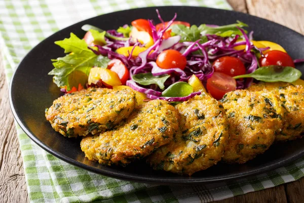 Finom hamburgert quinoa, a sárgarépa és a spenót és a friss zöldség — Stock Fotó