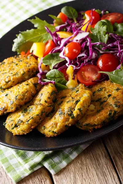 Ispanak köftesi ve taze sebze kapat-u ile sağlıklı quinoa