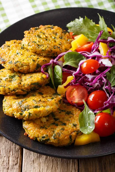 Ispanak ve taze sebze salatası yakın çekim ile Quinoa köftesi. 