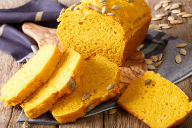 Tohum yakın çekim ile kabak ekmek fırından yeni çıkmış. Yatay