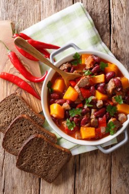 Sığır eti ile kabak, Kuru fasulye, domates ve biber yakın çekim güveç