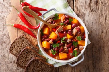 Sığır eti ile kabak, Kuru fasulye, domates ve biber yakın çekim güveç