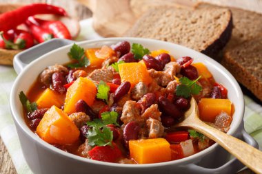 lezzetli kabak demlenmiş et ve sebze yakın çekim ile bir 