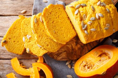 Tohum yakın çekim ile kabak ekmek fırından yeni çıkmış. Yatay görünüm