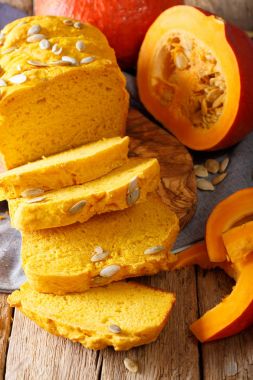 Tohum yakın çekim ile güzel dilimlenmiş kabak ekmek. dikey