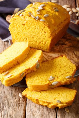 Ahşap kesme tahtası üzerinde yakın oturan kabak ekmek ekmek dilimlenmiş-