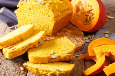 Tohumları ile ahşap tahta üzerinde taze pişmiş kabak ekmek. Yatay