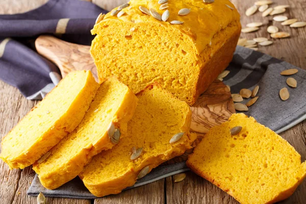 Tohum yakın çekim ile kabak ekmek fırından yeni çıkmış. Yatay