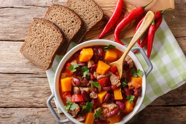 lezzetli kabak demlenmiş et ve sebze yakın çekim ile bir 