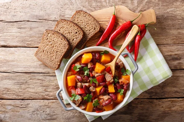 Chili con carne avec citrouille en gros plan dans la poêle. plateau horizontal — Photo