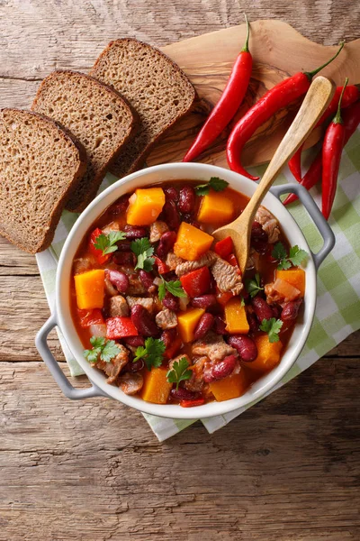 Chili con carne tavada kabak closeup ile. Dikey üst VI