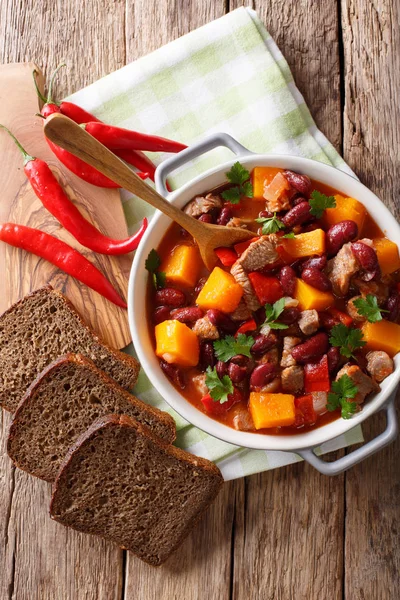 Sığır eti ile kabak, Kuru fasulye, domates ve biber yakın çekim güveç