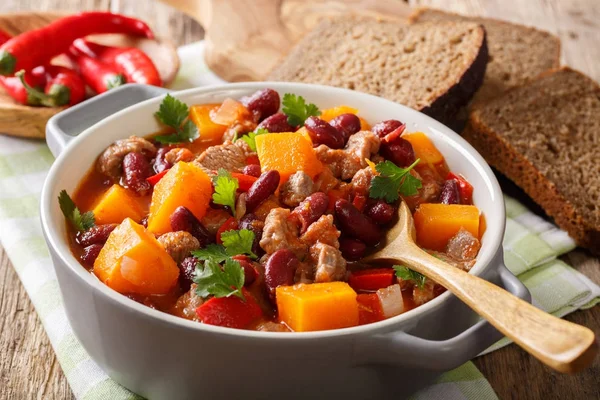 Chili con carne tavada kabak closeup ile. Yatay