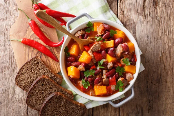 Sığır eti ile kabak, Kuru fasulye, domates ve biber yakın çekim güveç