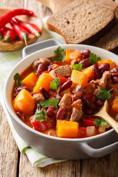 Calabaza estofada con frijoles, carne, tomates y chile — Foto de Stock