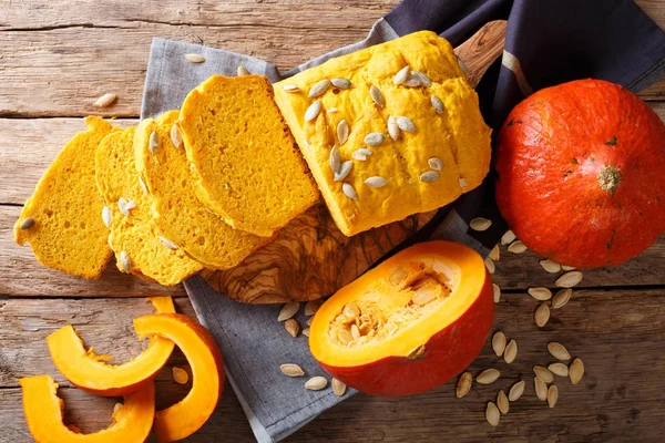 Ahşap kesme tahtası üzerinde yakın oturan kabak ekmek ekmek dilimlenmiş-