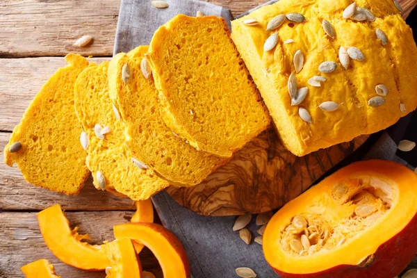 Tohum yakın çekim ile kabak ekmek fırından yeni çıkmış. Yatay görünüm